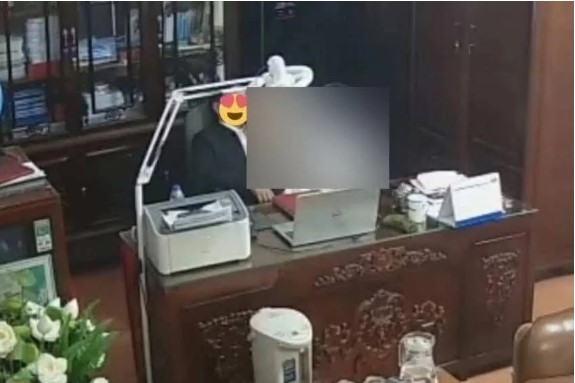Lộ Clip phòng riêng tư của chủ tich trường